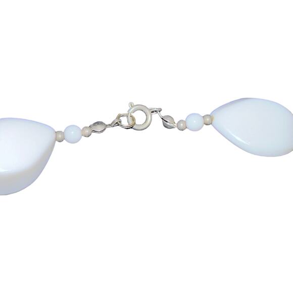 Vintage 1980s White Lucite Teardrop Bead Chunky Statement Pearl Finish 20" - Picture 4 of 5